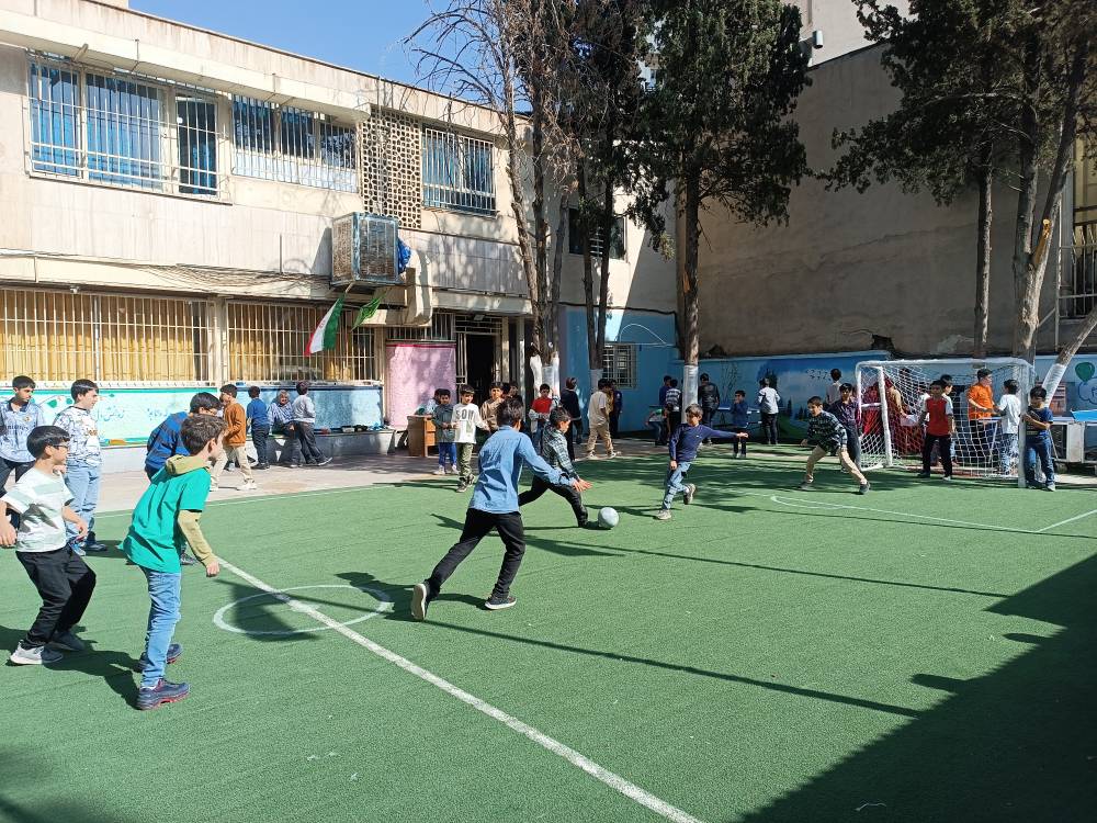 مسابقات ورزشی بمناسبت هفته تربیت بدنی ودانش آموز در رشته‌های فوتبال وپینگ پنگ و فوتبال دستیدر دو مقطع  آغاز شد