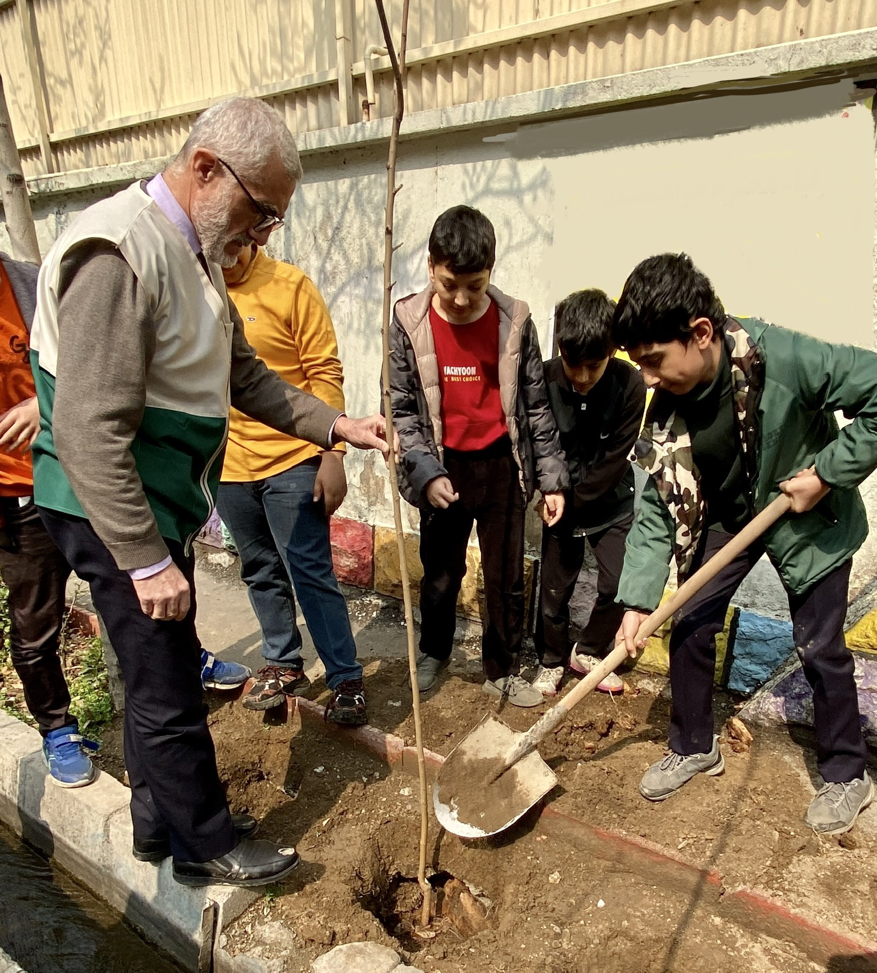 برگزاری مراسم درخت‌کاری در مدرسه